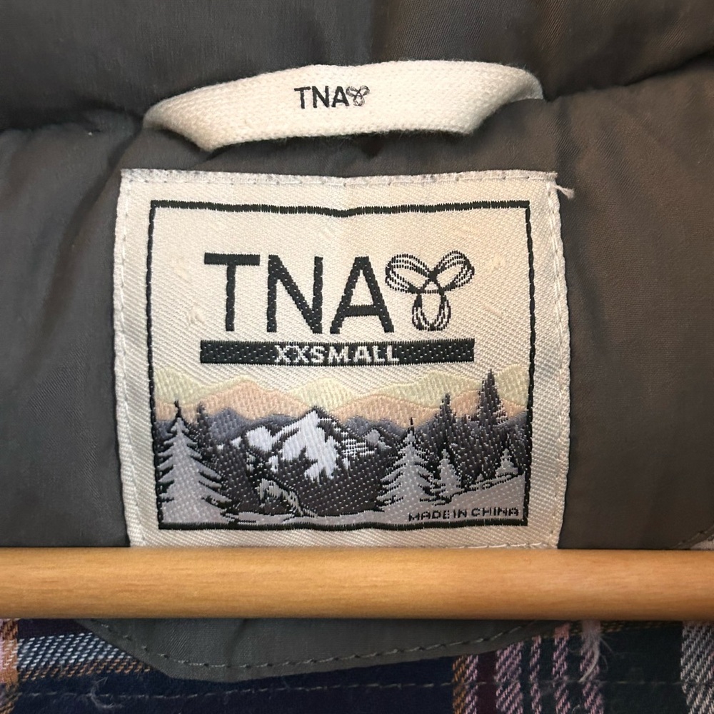 TNA puffer vest with detachable hood - Picture 4 of 8